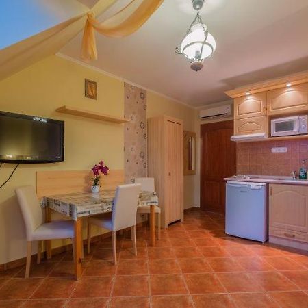 Rozmann Family Panzio & Apartmanhaz Sarvar Bagian luar foto