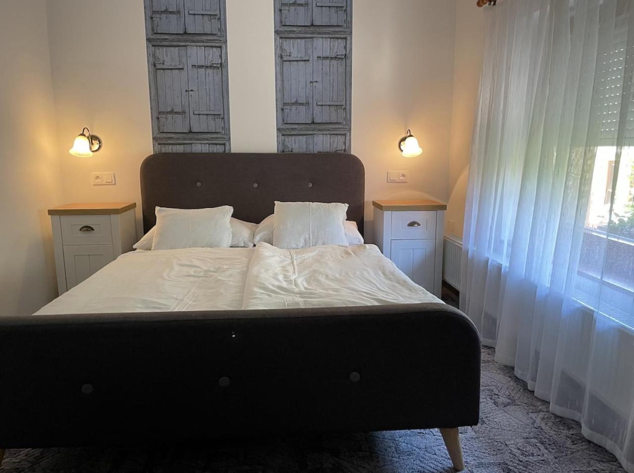 Rozmann Family Panzio & Apartmanhaz Sarvar Bagian luar foto