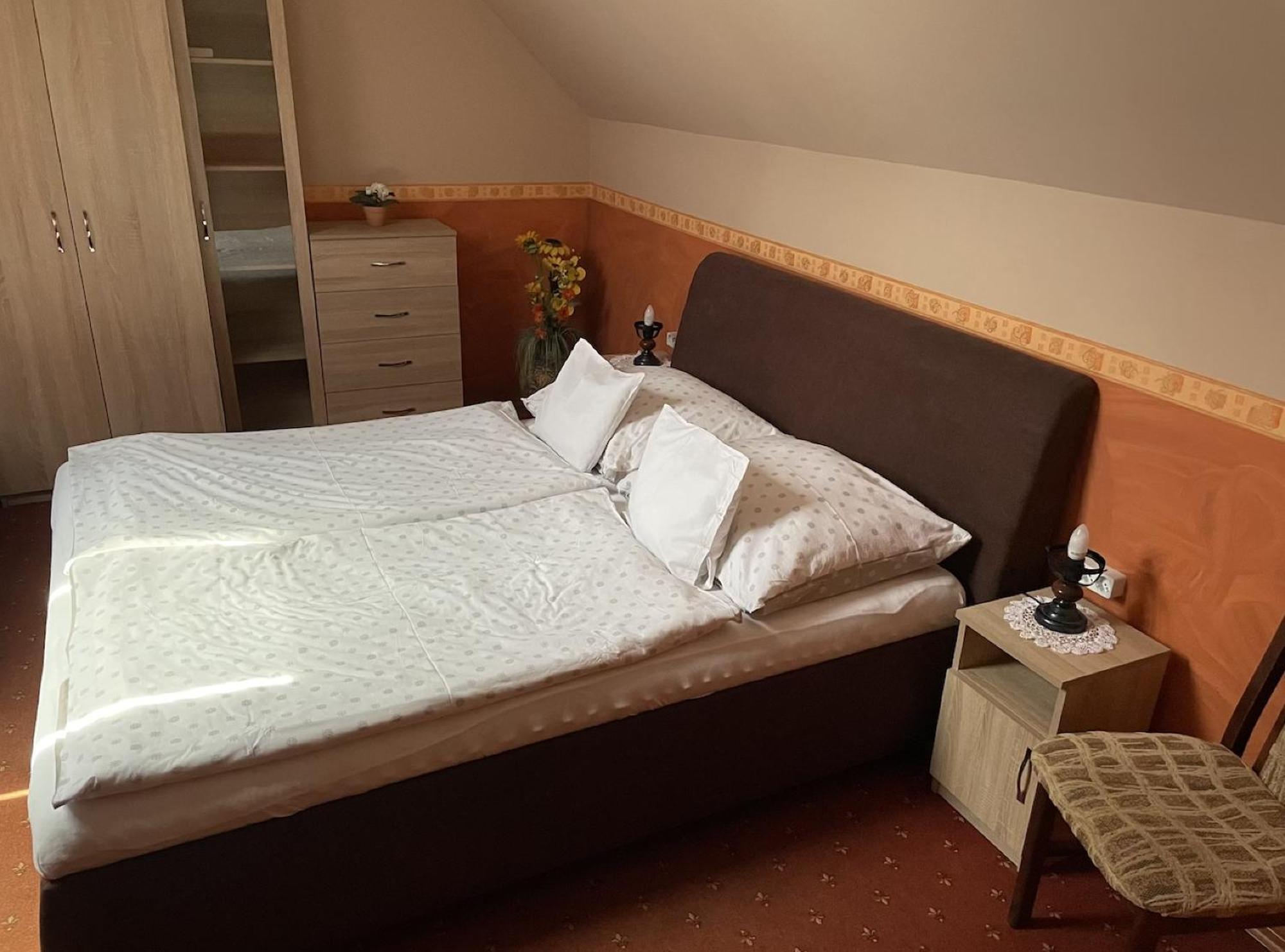 Rozmann Family Panzio & Apartmanhaz Sarvar Bagian luar foto