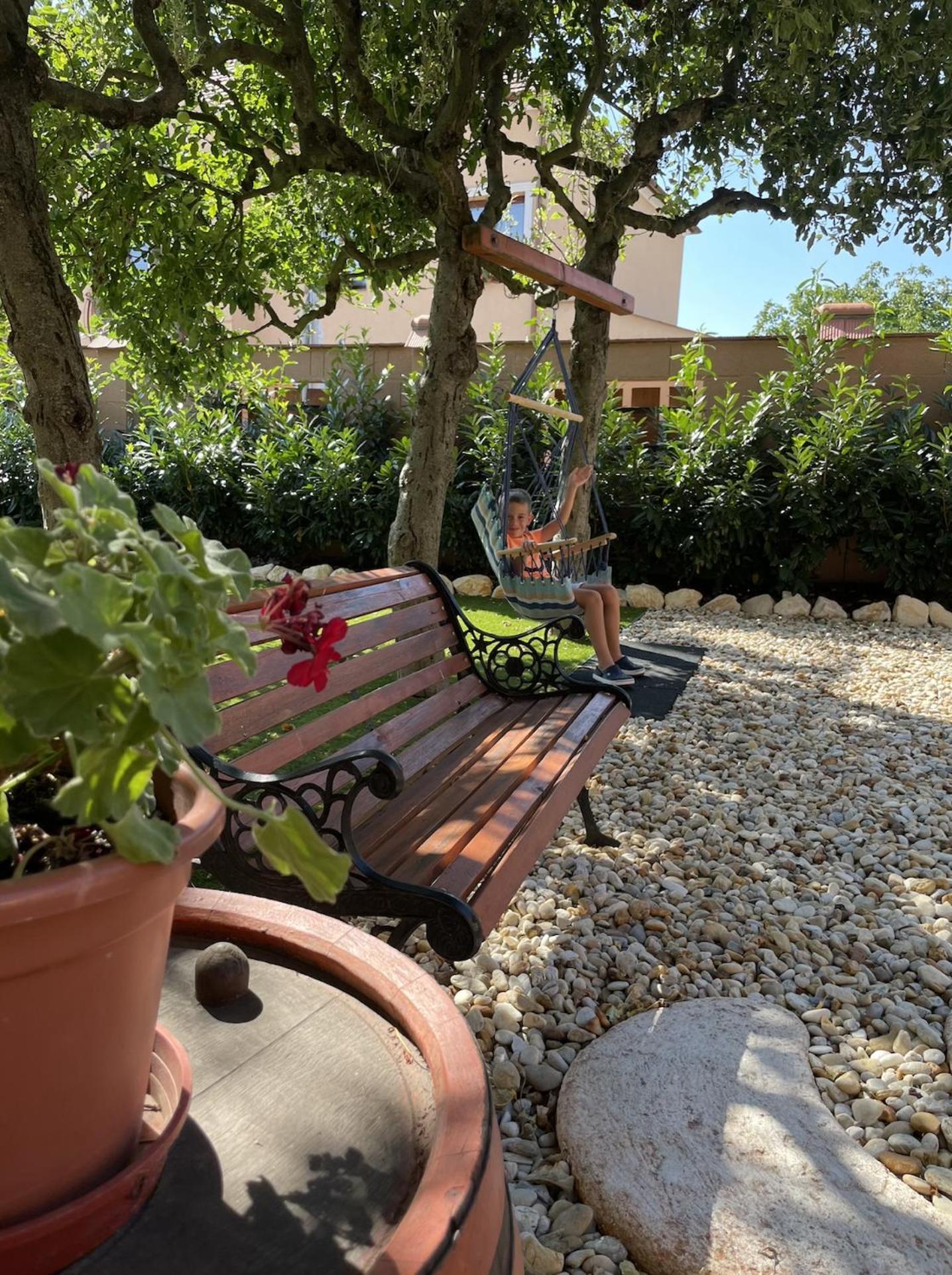 Rozmann Family Panzio & Apartmanhaz Sarvar Bagian luar foto