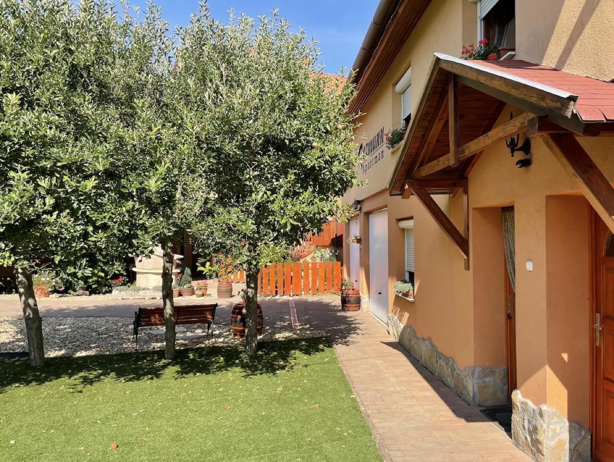 Rozmann Family Panzio & Apartmanhaz Sarvar Bagian luar foto
