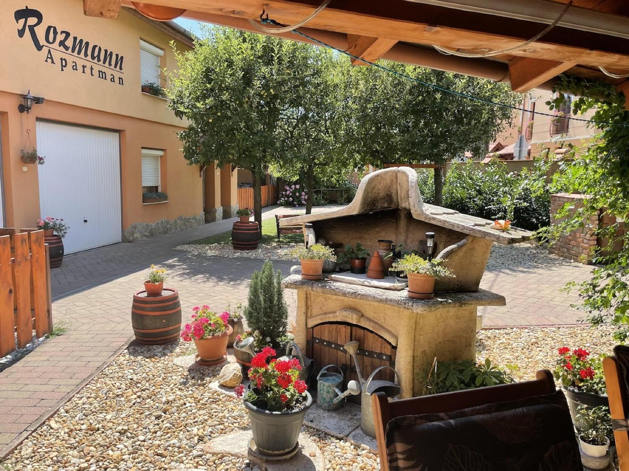 Rozmann Family Panzio & Apartmanhaz Sarvar Bagian luar foto
