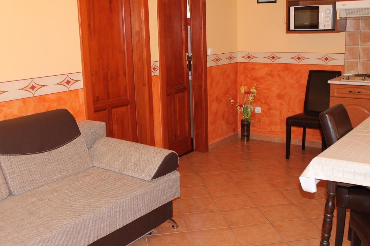 Rozmann Family Panzio & Apartmanhaz Sarvar Bagian luar foto