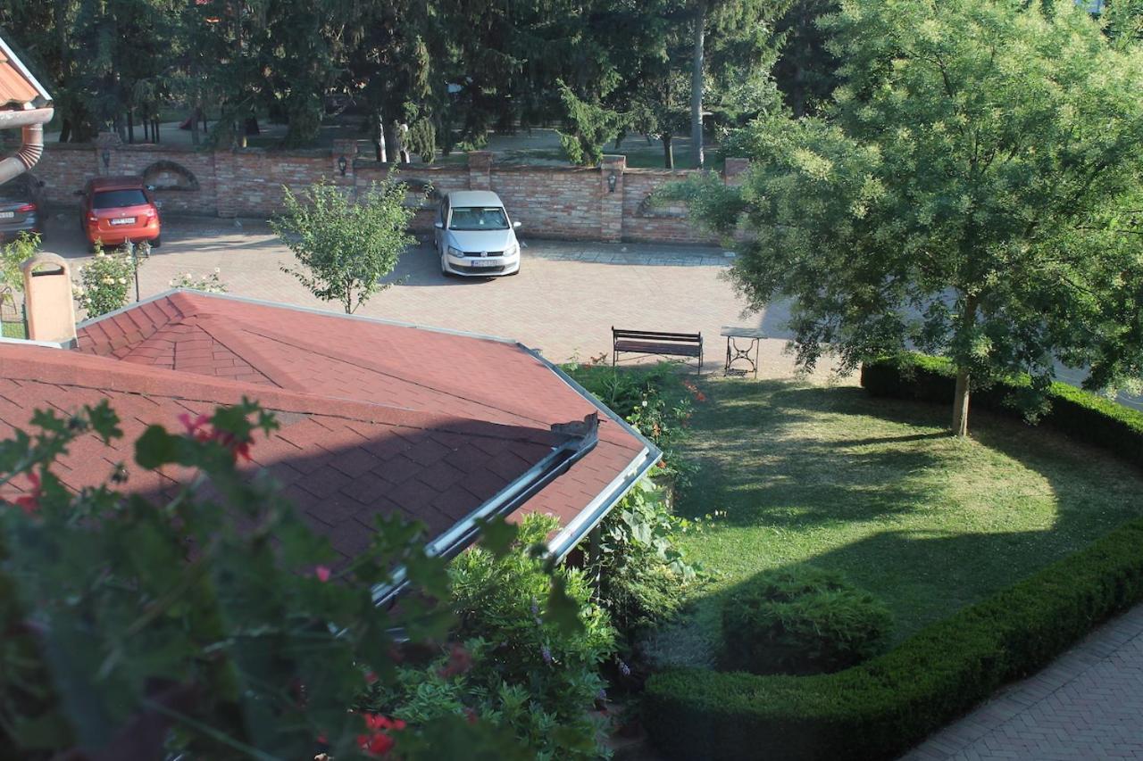 Rozmann Family Panzio & Apartmanhaz Sarvar Bagian luar foto