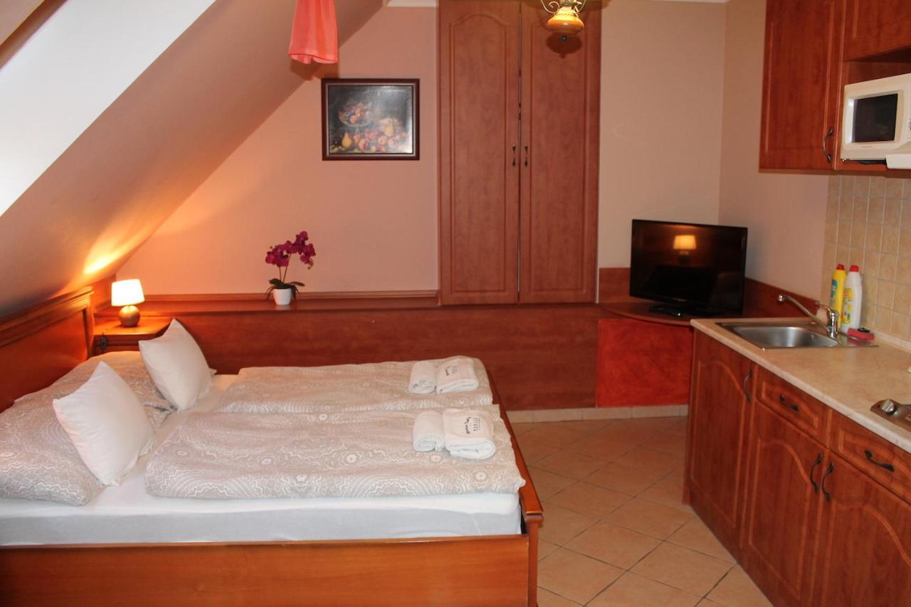 Rozmann Family Panzio & Apartmanhaz Sarvar Bagian luar foto