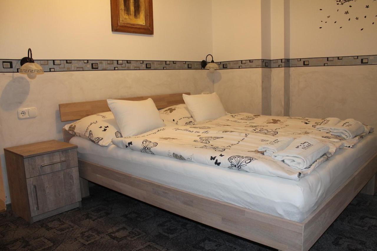 Rozmann Family Panzio & Apartmanhaz Sarvar Bagian luar foto