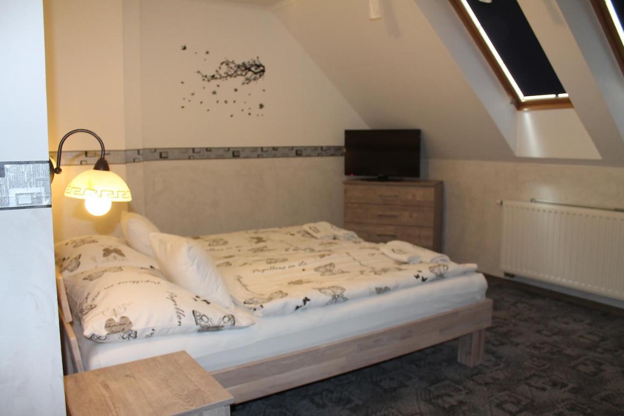 Rozmann Family Panzio & Apartmanhaz Sarvar Bagian luar foto