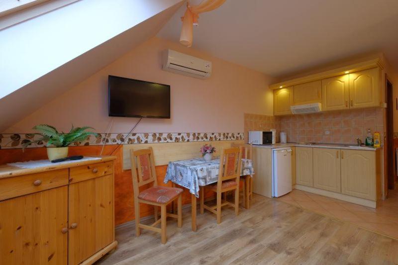 Rozmann Family Panzio & Apartmanhaz Sarvar Bagian luar foto