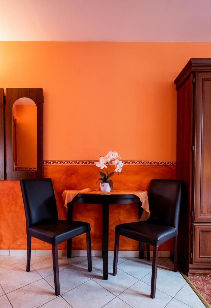 Rozmann Family Panzio & Apartmanhaz Sarvar Bagian luar foto