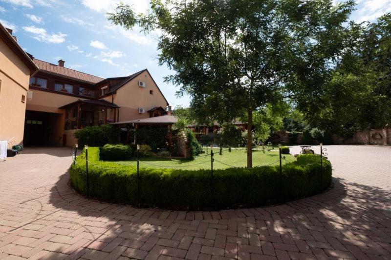 Rozmann Family Panzio & Apartmanhaz Sarvar Bagian luar foto