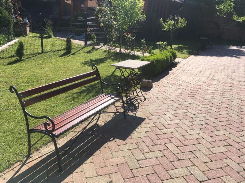 Rozmann Family Panzio & Apartmanhaz Sarvar Bagian luar foto