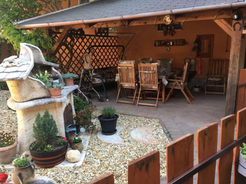 Rozmann Family Panzio & Apartmanhaz Sarvar Bagian luar foto