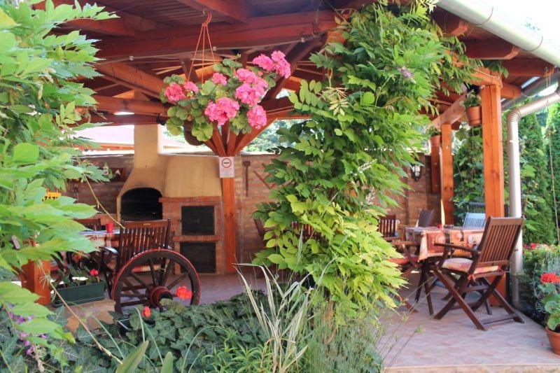 Rozmann Family Panzio & Apartmanhaz Sarvar Bagian luar foto